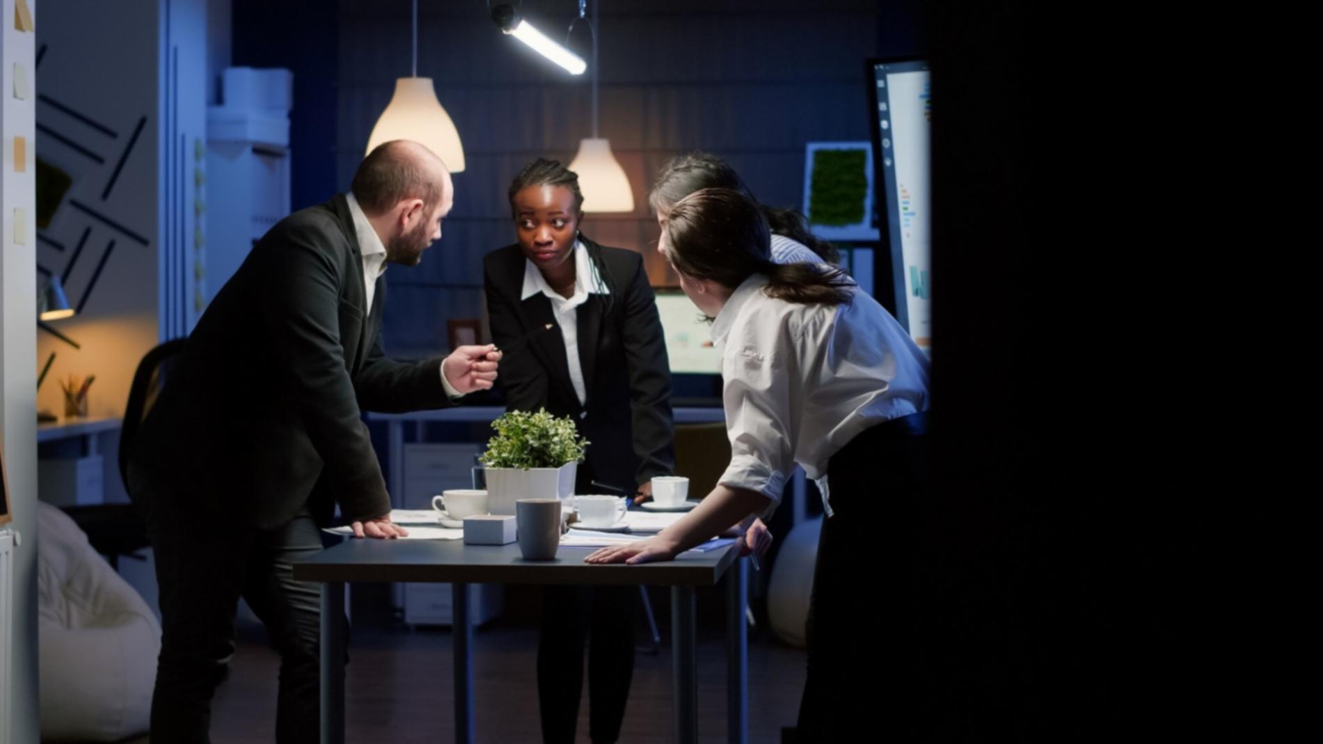 Teilnehmer beim praktischen Lernen von Finanzentscheidungen