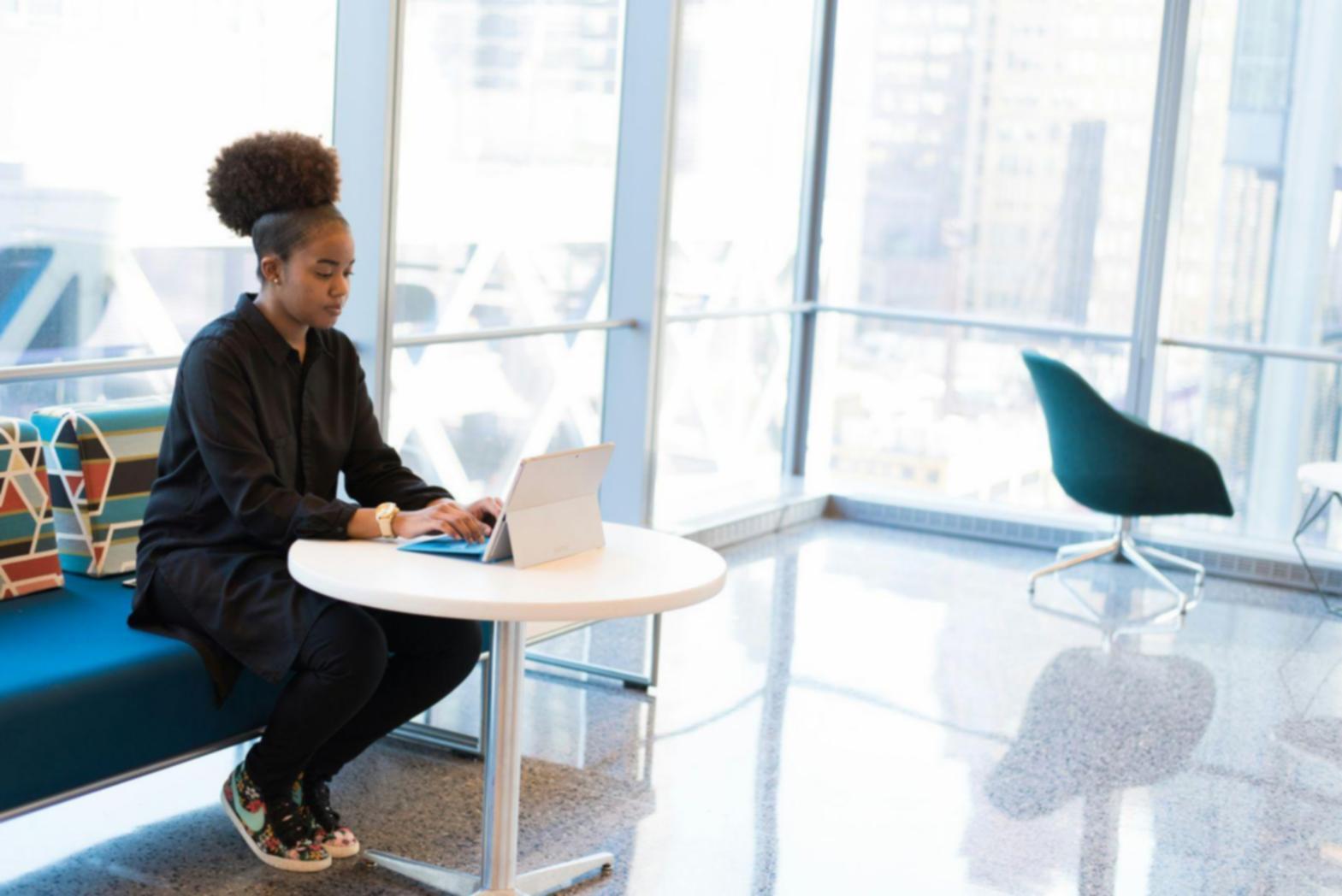 Professionelle Finanzberatung in modernem Büro