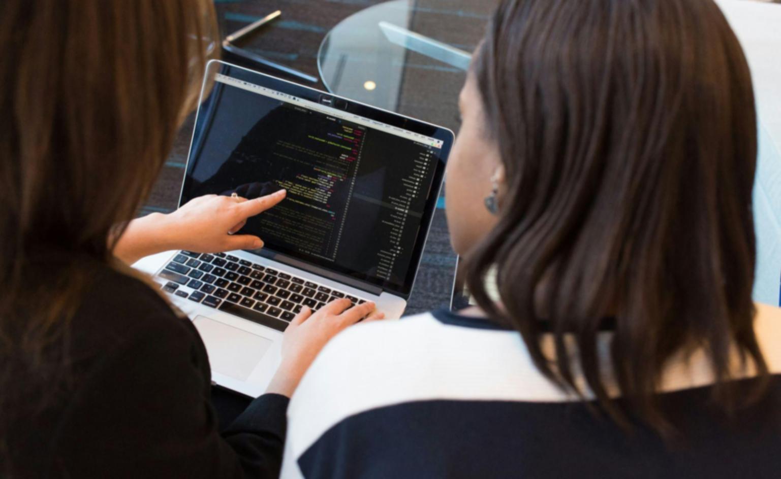 Detaillierte Finanzanalyse mit Diagrammen und Berechnungen